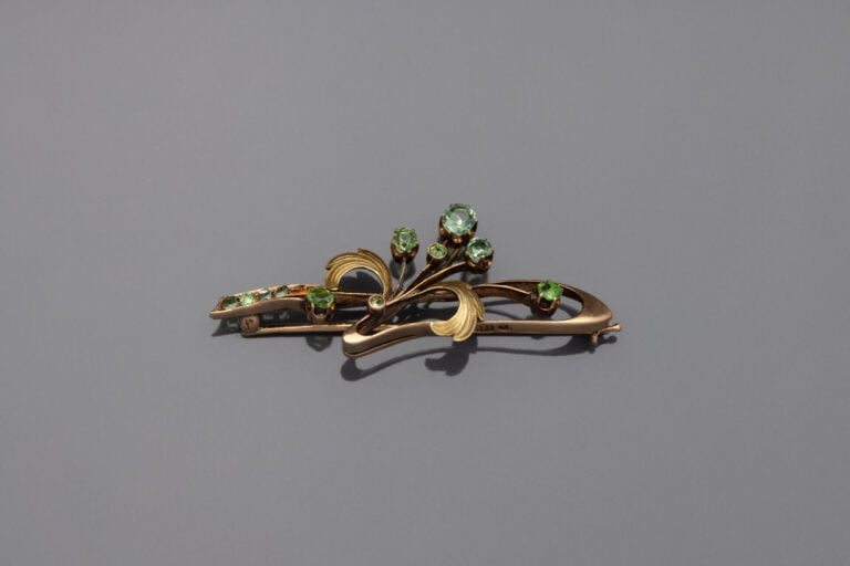 BROCHE en or jaune (585) 14 carats, ajouré et ciselé à motifs de feuilles, sert…