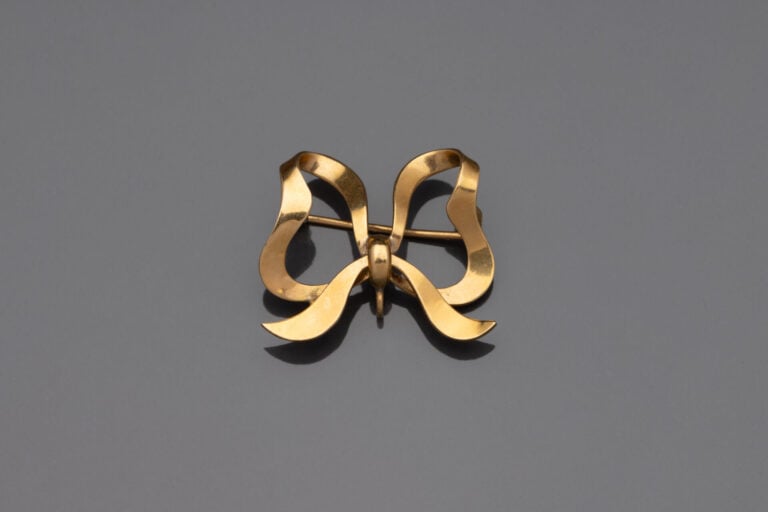 Broche noeud ajouré en or jaune (750) - Poids : 4.7 g