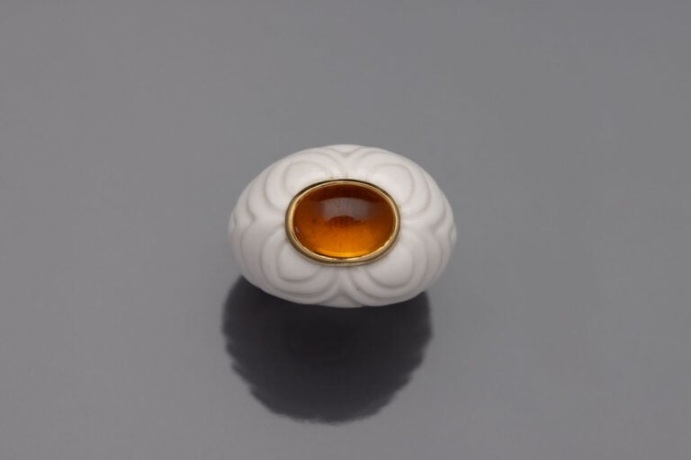 BULGARI - Bague "Chandra" dôme en porcelaine blanche gravée surmontée d'une cit…