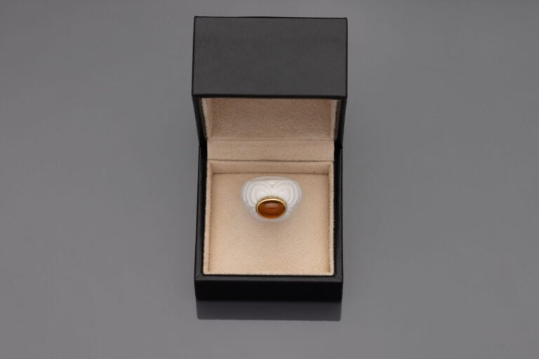 BULGARI - Bague "Chandra" dôme en porcelaine blanche gravée surmontée d'une cit…