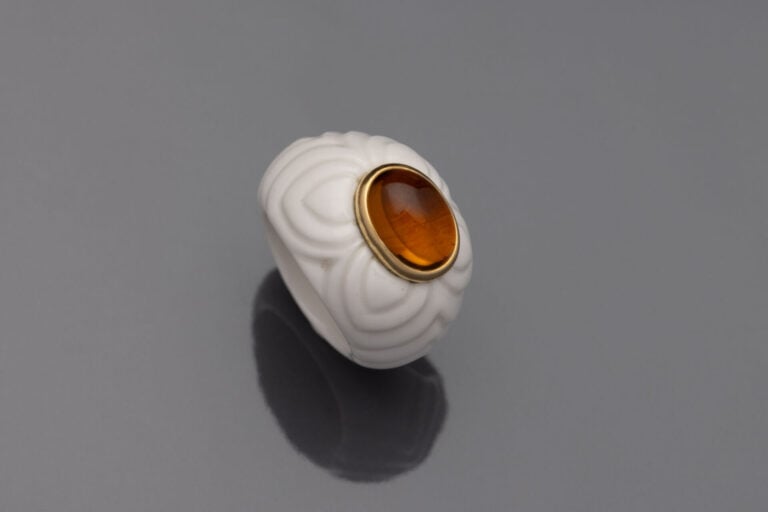 BULGARI - Bague "Chandra" dôme en porcelaine blanche gravée surmontée d'une cit…