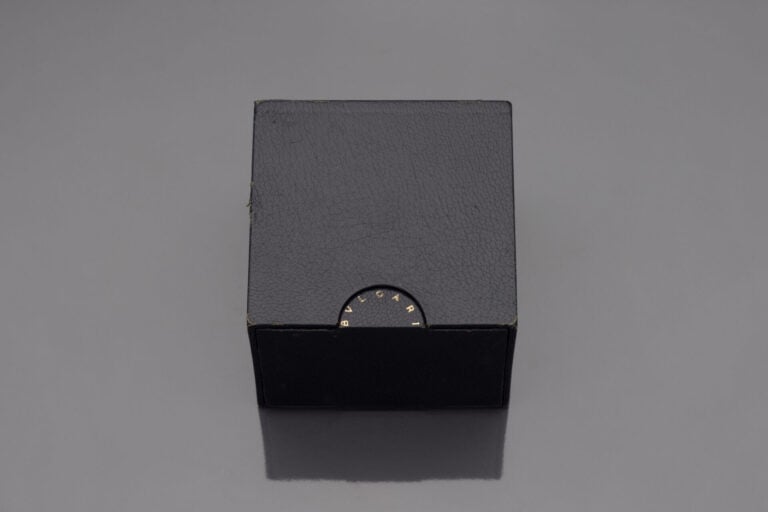 BULGARI - Bracelet montre "Tubogas" ronde de dame trois ors (750). Cadran noir,…