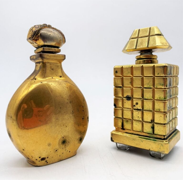 CARON, (1938), 2 flacons : - - "Pour l'or" - - "La fête des roses" - H. 10 cm -…