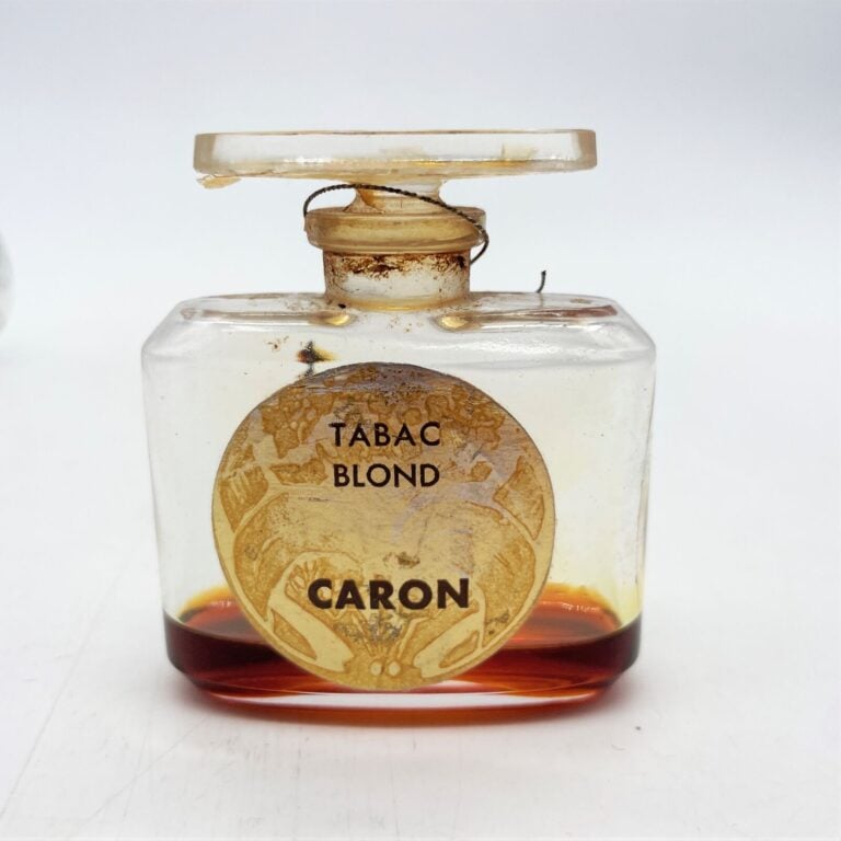 CARONS, 4 flacons pour : - - "Tabac blond" - - "Narcisse noir" - - "Poivre" - -…