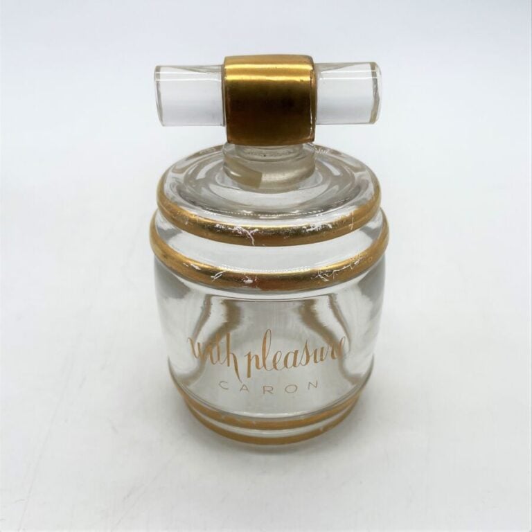 CARONS, 4 flacons pour : - - "Tabac blond" - - "Narcisse noir" - - "Poivre" - -…