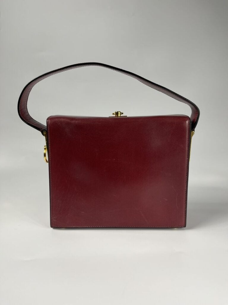 CÉLINE - Sac boîte rectangulaire en cuir bordeaux, petite anse, garniture en mé…