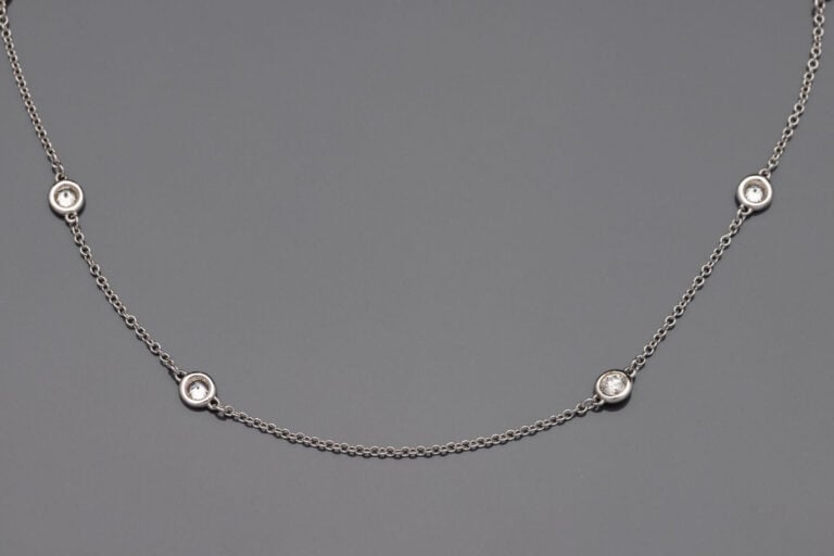 CHAINETTE en or gris (585‰) 14 carats, serti de six diamants taille brillant en…