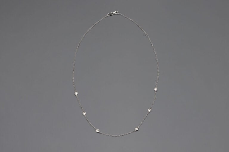 CHAINETTE en or gris (585‰) 14 carats, serti de six diamants taille brillant en…