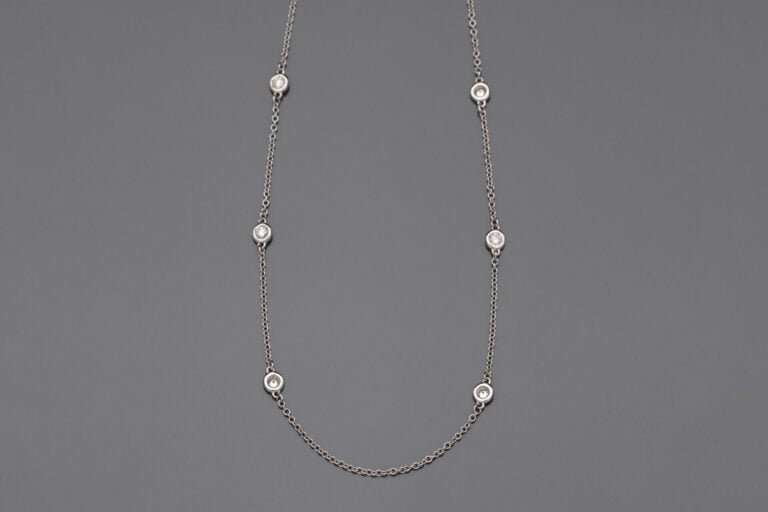 CHAINETTE en or gris (750‰) serti de six diamants taille brillant en serti clos…