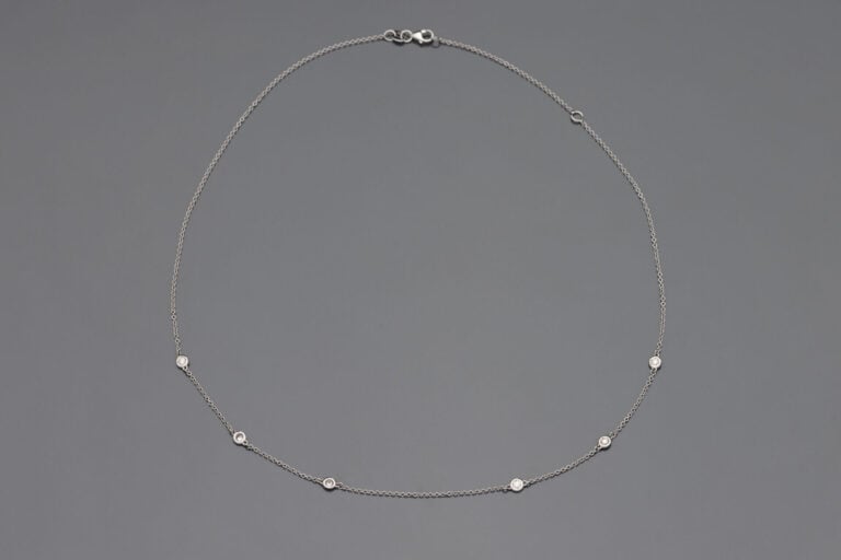 CHAINETTE en or gris (750‰) serti de six diamants taille brillant en serti clos…