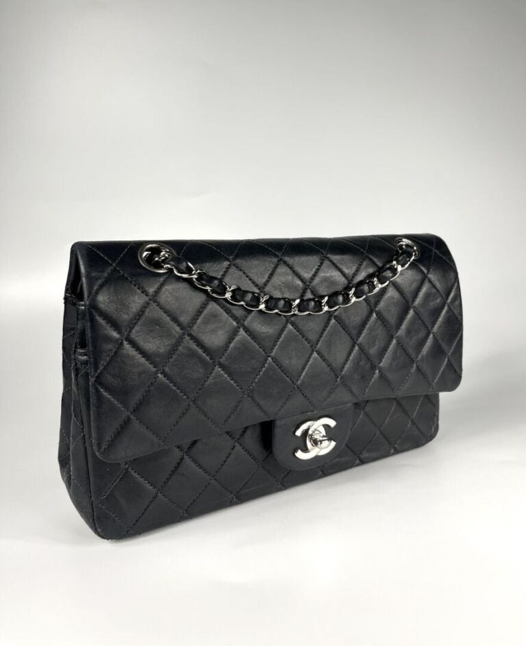 CHANEL, circa 2000/02 - Sac "Timeless" en cuir matelassé noir, anse chaîne entr…