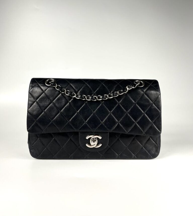 CHANEL, circa 2000/02 - Sac "Timeless" en cuir matelassé noir, anse chaîne entr…
