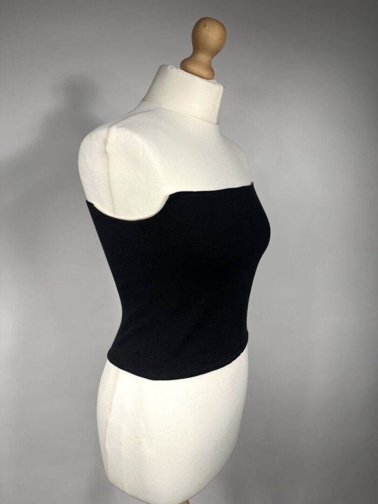 CHANEL IDENTIFICATION - Année 2003 - Bustier en coton tissé noir et beige, ferm…