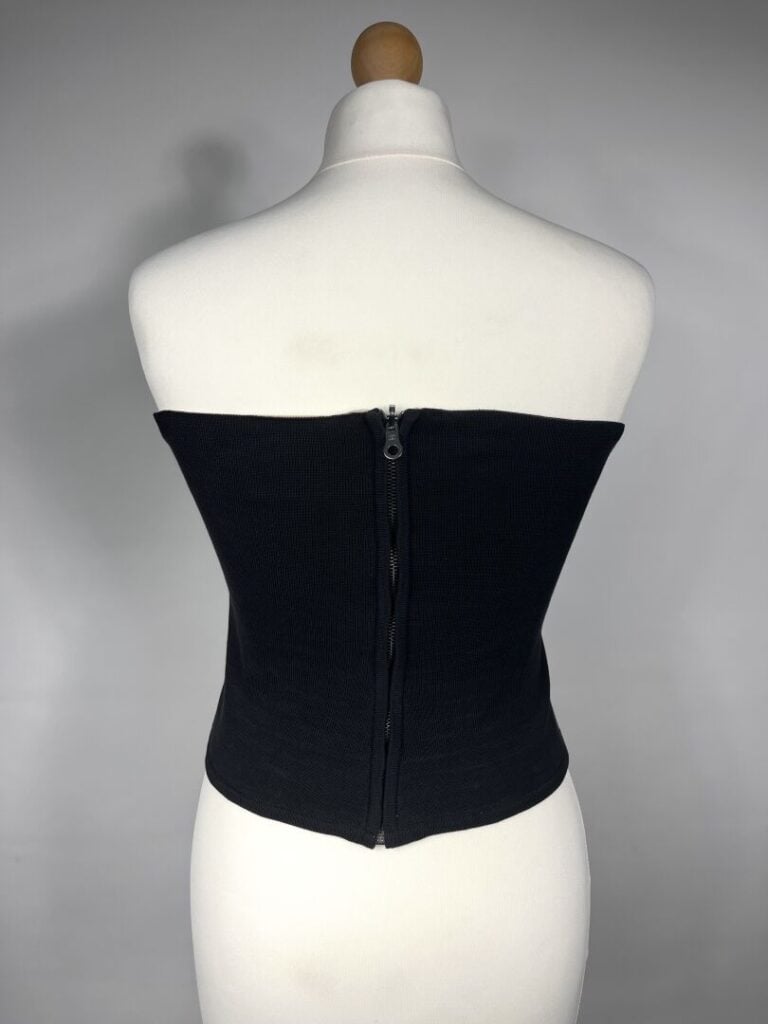 CHANEL IDENTIFICATION - Année 2003 - Bustier en coton tissé noir et beige, ferm…