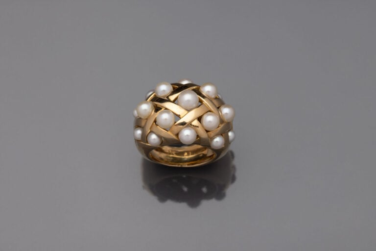 CHANEL - Large BAGUE bombée, modèle " Baroque " en or jaune (750‰) ajouré, pars…