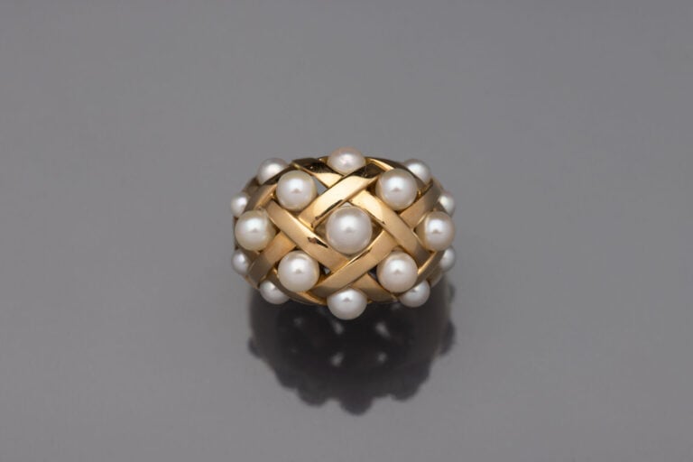 CHANEL - Large BAGUE bombée, modèle " Baroque " en or jaune (750‰) ajouré, pars…