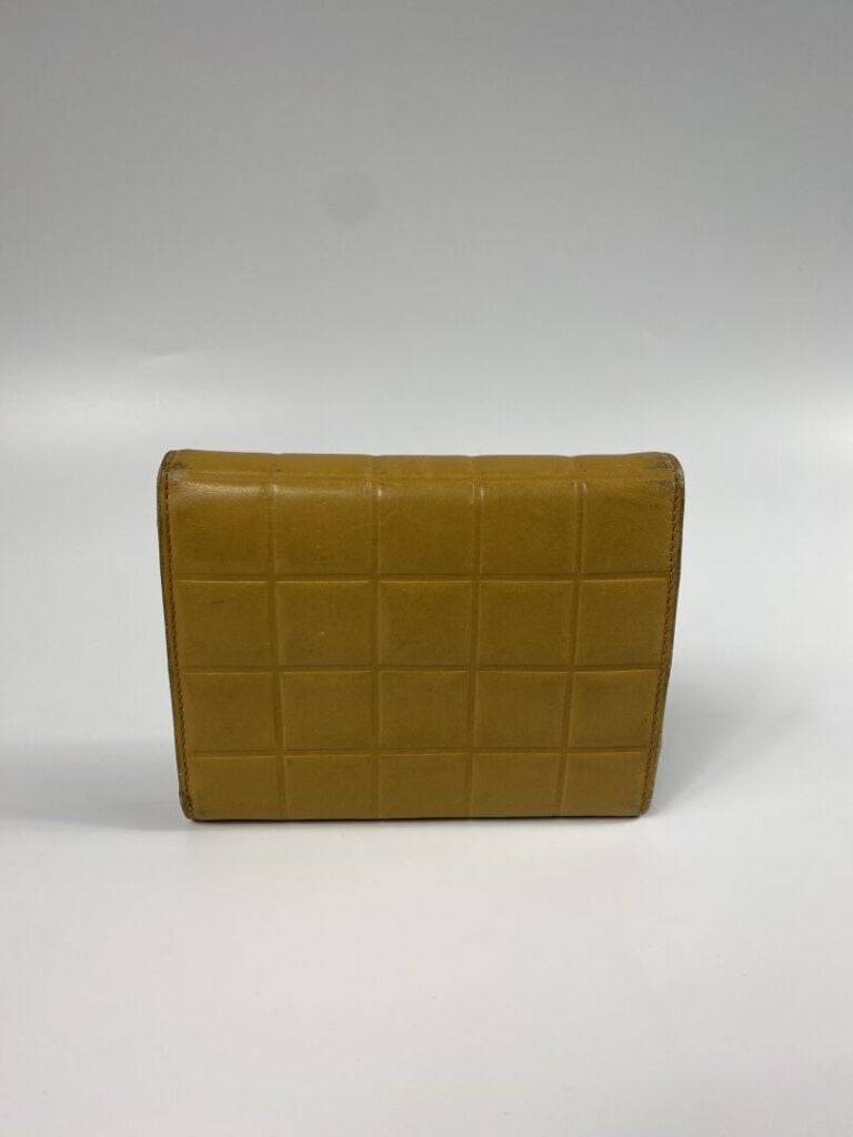 CHANEL - Portefeuille « chocolate bar » en agneau beige, plaque en métal doré s…