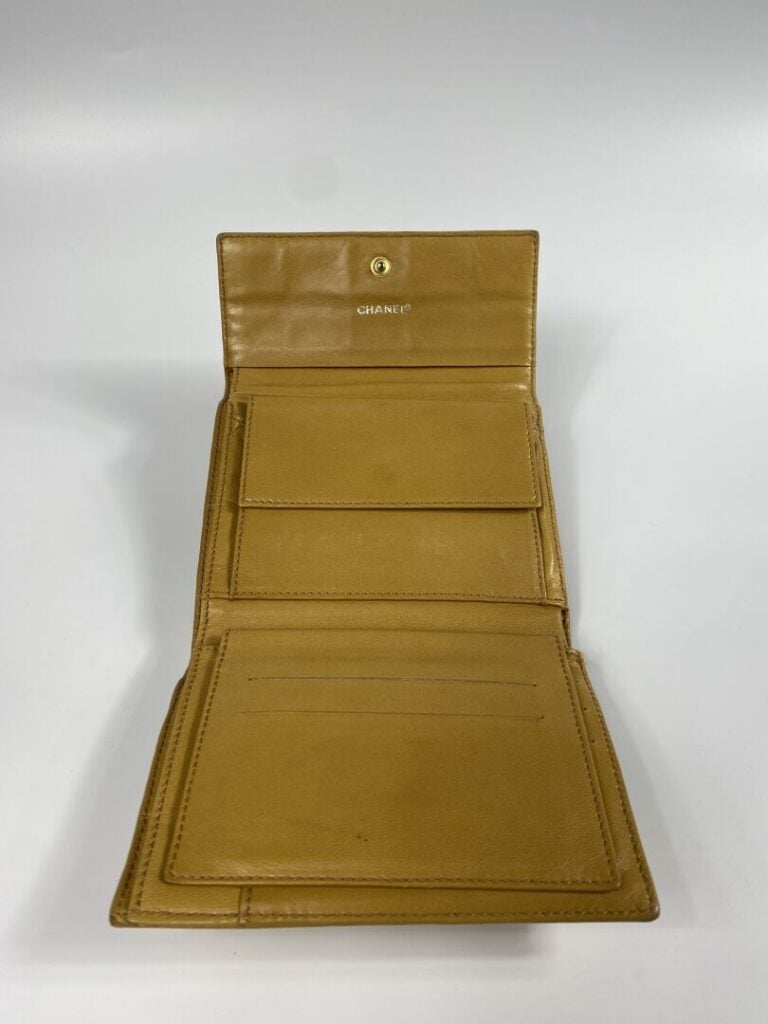 CHANEL - Portefeuille « chocolate bar » en agneau beige, plaque en métal doré s…