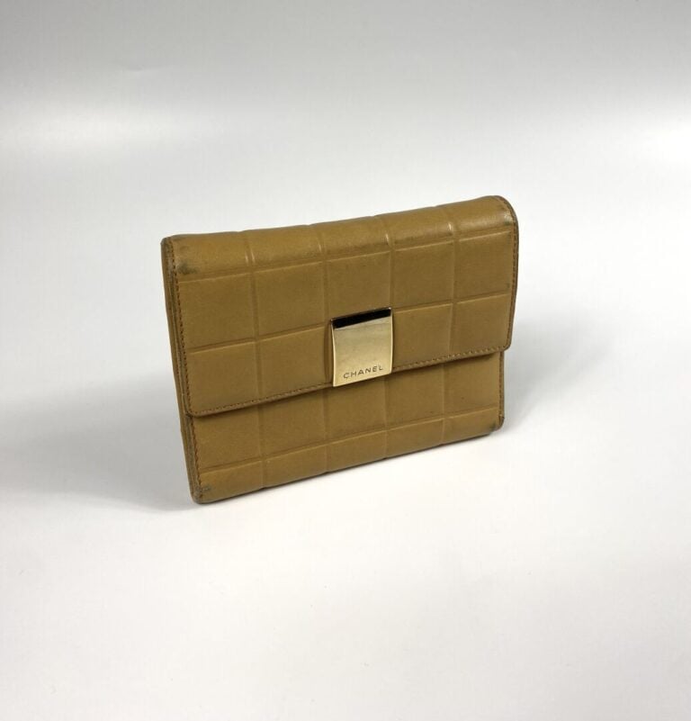 CHANEL - Portefeuille « chocolate bar » en agneau beige, plaque en métal doré s…
