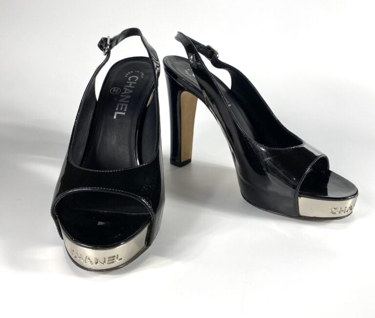 CHANEL - Sandales en cuir verni noir et patin en metal argenté gravé CHANEL, po…