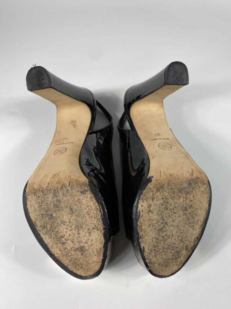 CHANEL - Sandales en cuir verni noir et patin en metal argenté gravé CHANEL, po…