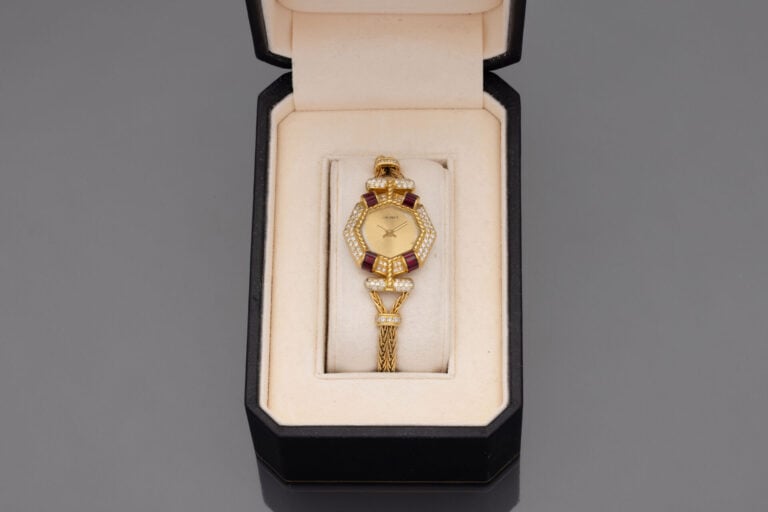 CHAUMET - BRACELET MONTRE octogonale de dame en or jaune (750). Lunette et atta…