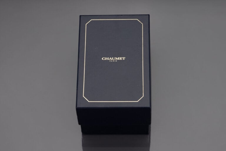CHAUMET - BRACELET MONTRE octogonale de dame en or jaune (750). Lunette et atta…