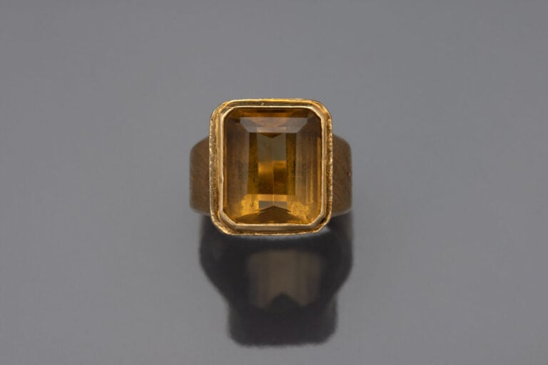 Chevalière en or jaune (750) ornée d'une citrine taillée à degrés - Poids brut…