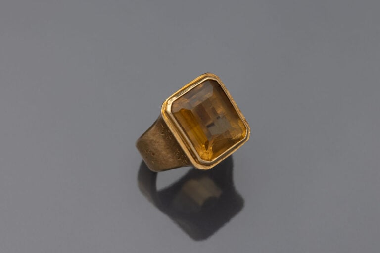 Chevalière en or jaune (750) ornée d'une citrine taillée à degrés - Poids brut…