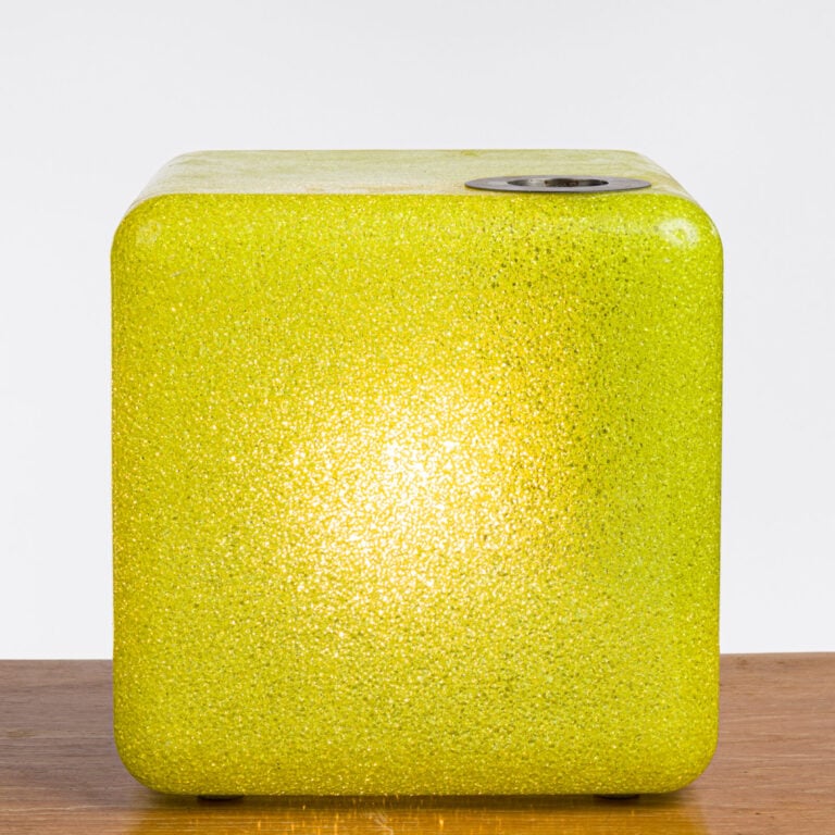 Christian ADAM (Né en 1945) pour les magasins Dior - Lampe cubique en Plexiglas…