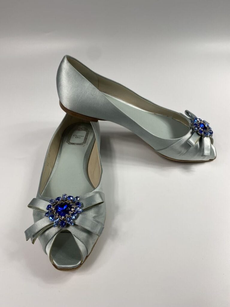 CHRISTIAN DIOR - Ballerines à bout ouvert satinées bleu ciel, ornées d'un noeud…