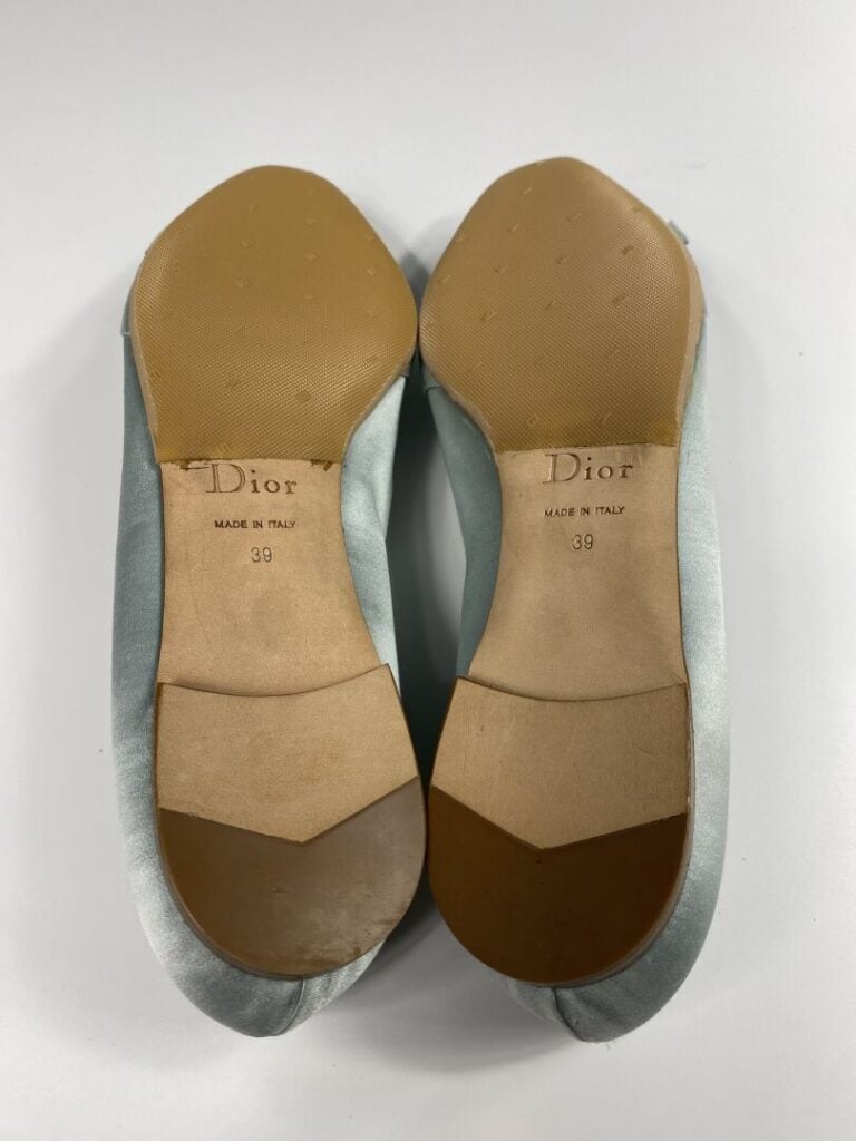 CHRISTIAN DIOR - Ballerines à bout ouvert satinées bleu ciel, ornées d'un noeud…