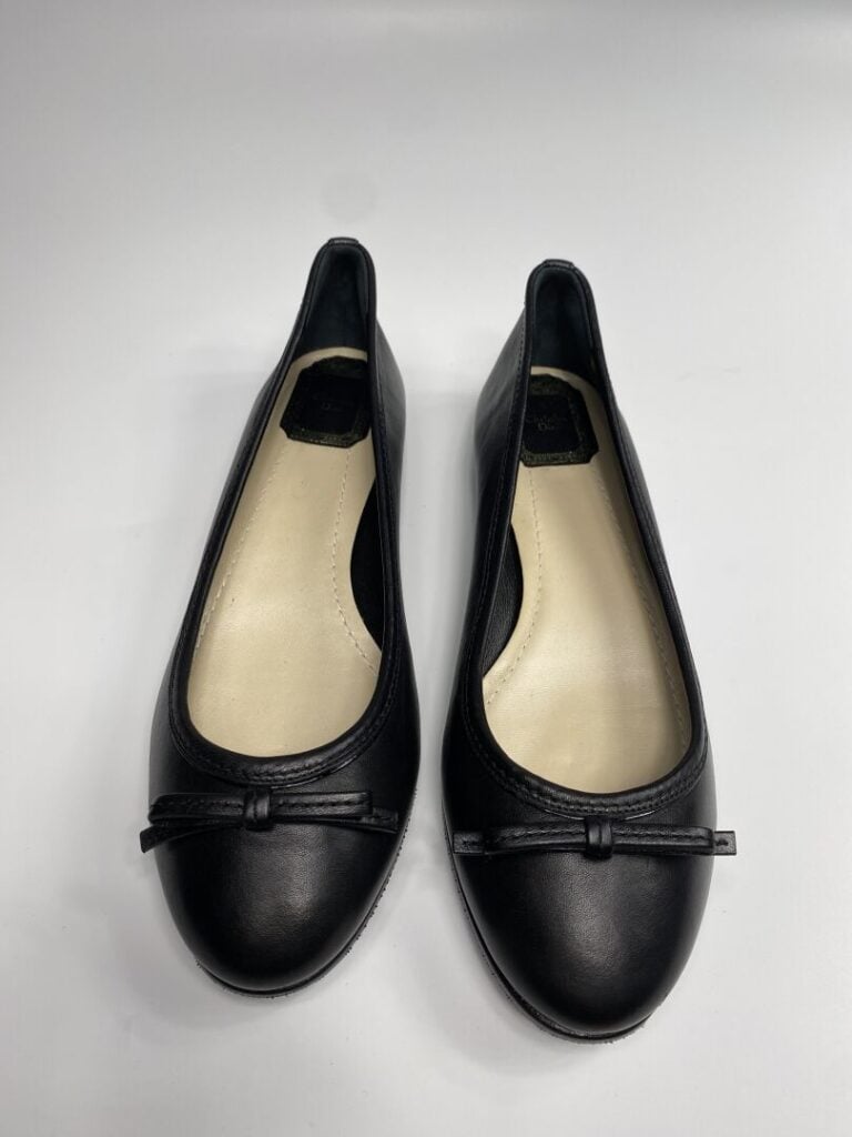 CHRISTIAN DIOR - Ballerines en cuir lisse noir, orné petit noeud plat en cuir c…