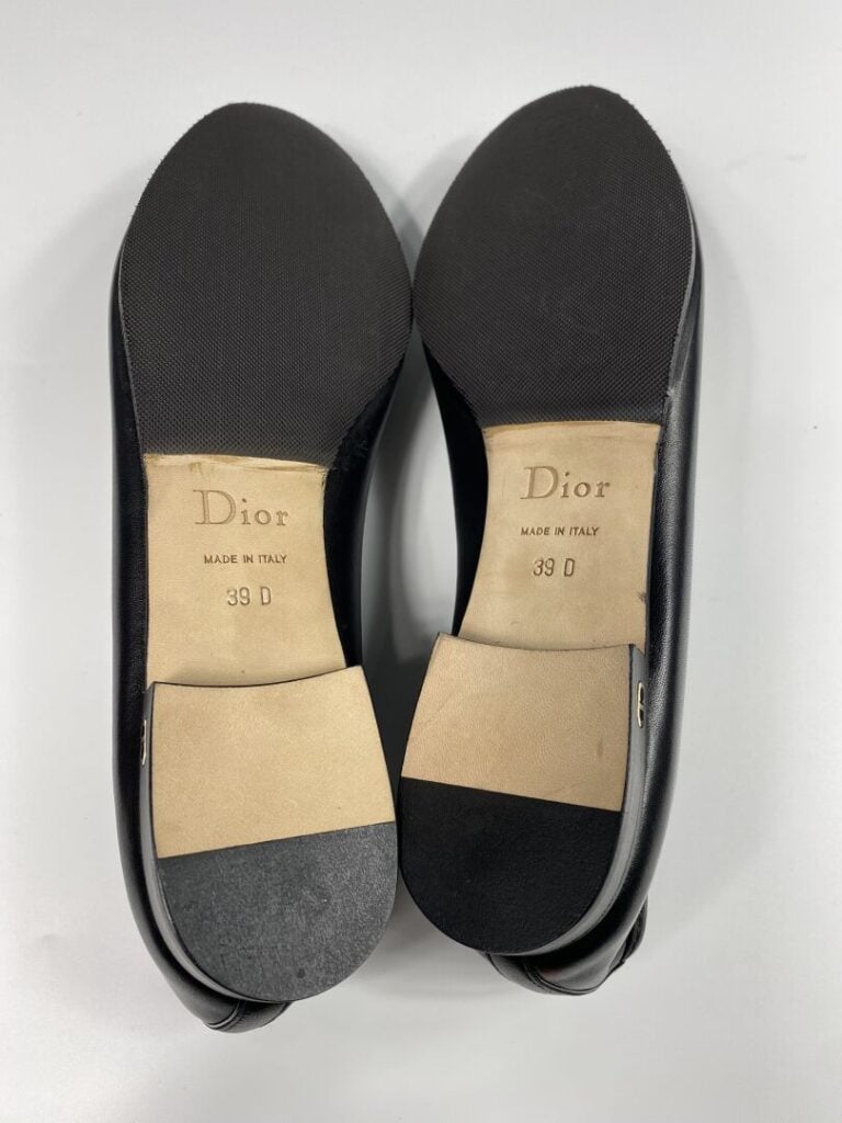 CHRISTIAN DIOR - Ballerines en cuir lisse noir, orné petit noeud plat en cuir c…