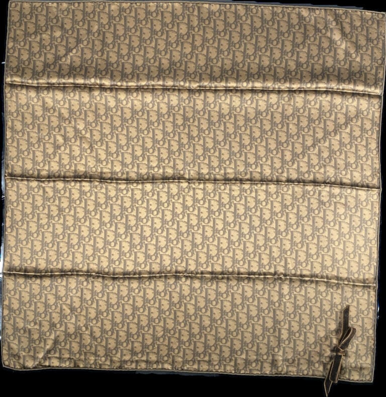 CHRISTIAN DIOR, circa 2005 - Carré en twill de soie imprimé Dior Oblique marron…