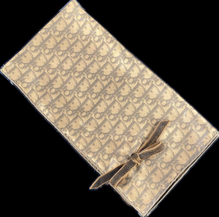 CHRISTIAN DIOR, circa 2005 - Carré en twill de soie imprimé Dior Oblique marron…