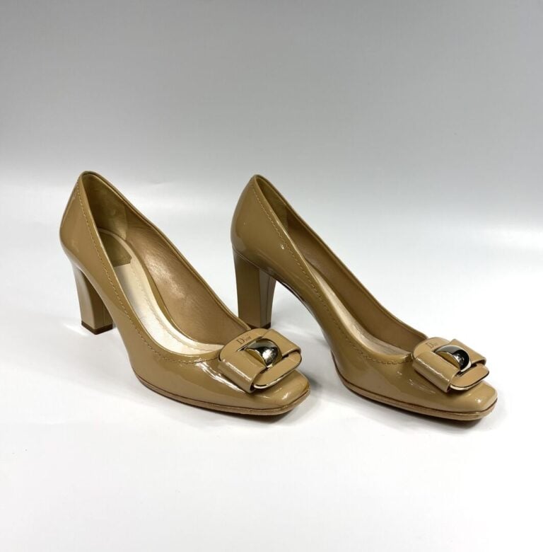 CHRISTIAN DIOR - Escarpins en cuir verni beige, orné d'une plaque en métal doré…