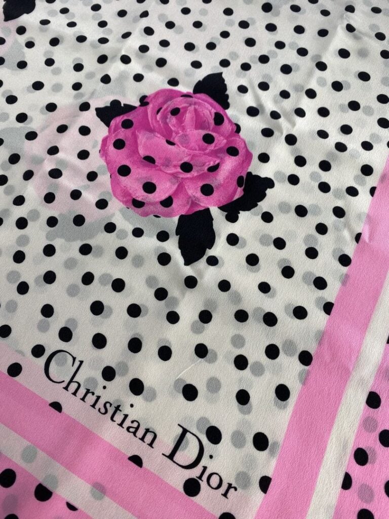 CHRISTIAN DIOR - Étole en soie sur fond blanc à pois noir, à décor de roses noi…