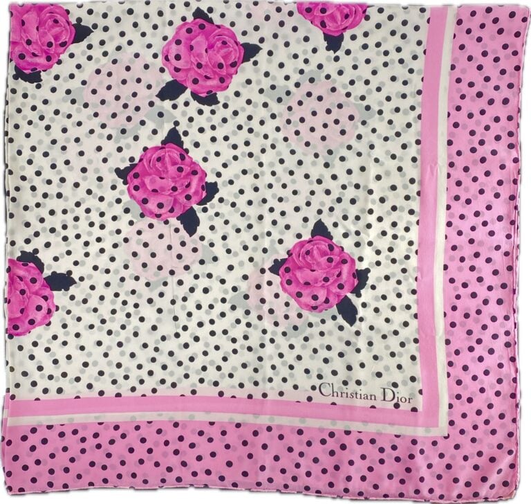 CHRISTIAN DIOR - Étole en soie sur fond blanc à pois noir, à décor de roses noi…