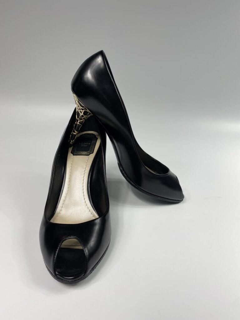 CHRISTIAN DIOR - Paire d'escarpins en cuir glaçé noir à bout ouvert, talon agré…