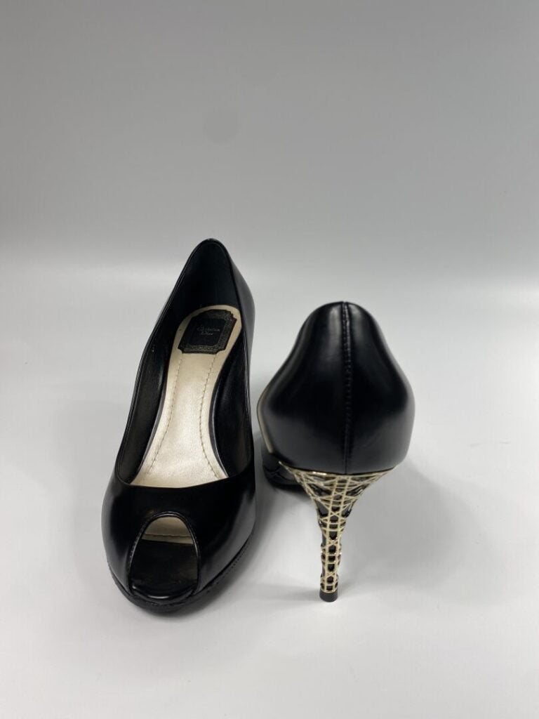 CHRISTIAN DIOR - Paire d'escarpins en cuir glaçé noir à bout ouvert, talon agré…