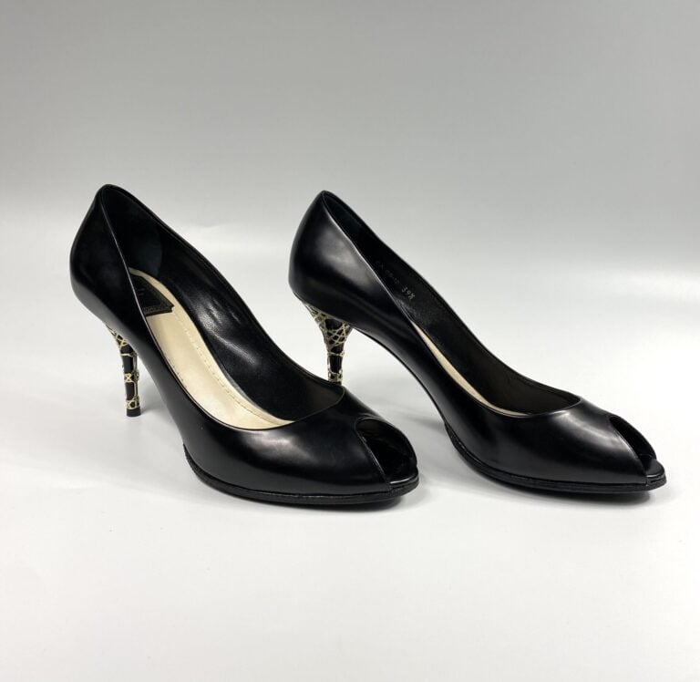 CHRISTIAN DIOR - Paire d'escarpins en cuir glaçé noir à bout ouvert, talon agré…