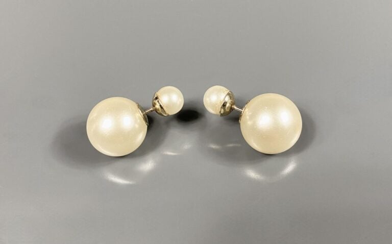 CHRISTIAN DIOR - Paire de boucles d'oreilles asymétriques "Tribales" en métal d…