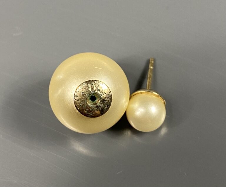 CHRISTIAN DIOR - Paire de boucles d'oreilles asymétriques "Tribales" en métal d…