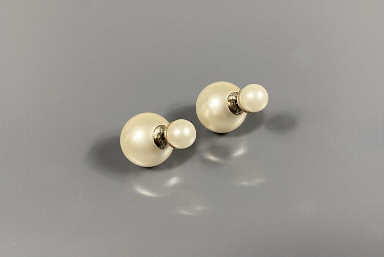 CHRISTIAN DIOR - Paire de boucles d'oreilles asymétriques "Tribales" en métal d…