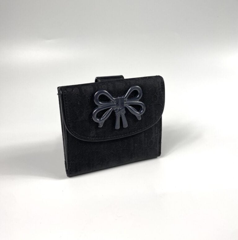 CHRISTIAN DIOR - Portefeuille en cuir et toile oblique noire, orné d'un noeud e…