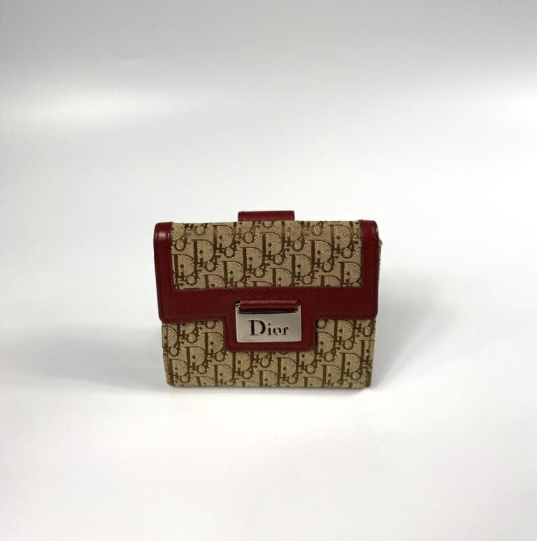 CHRISTIAN DIOR - Portefeuille en toile oblique et cuir rouge foncé, une plaque…