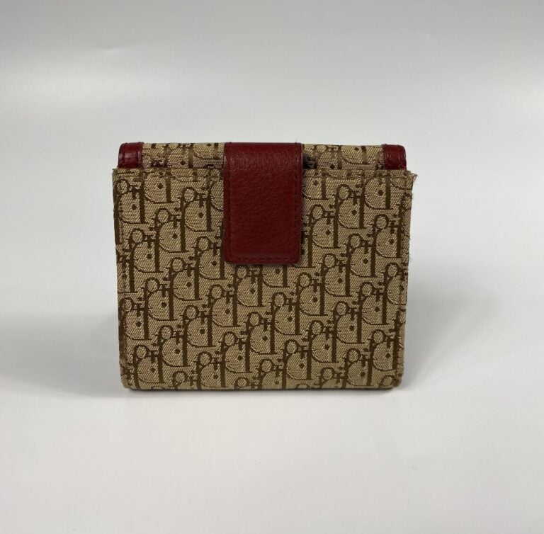 CHRISTIAN DIOR - Portefeuille en toile oblique et cuir rouge foncé, une plaque…