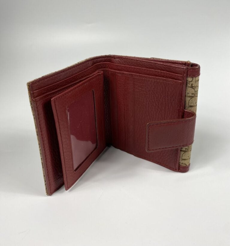 CHRISTIAN DIOR - Portefeuille en toile oblique et cuir rouge foncé, une plaque…