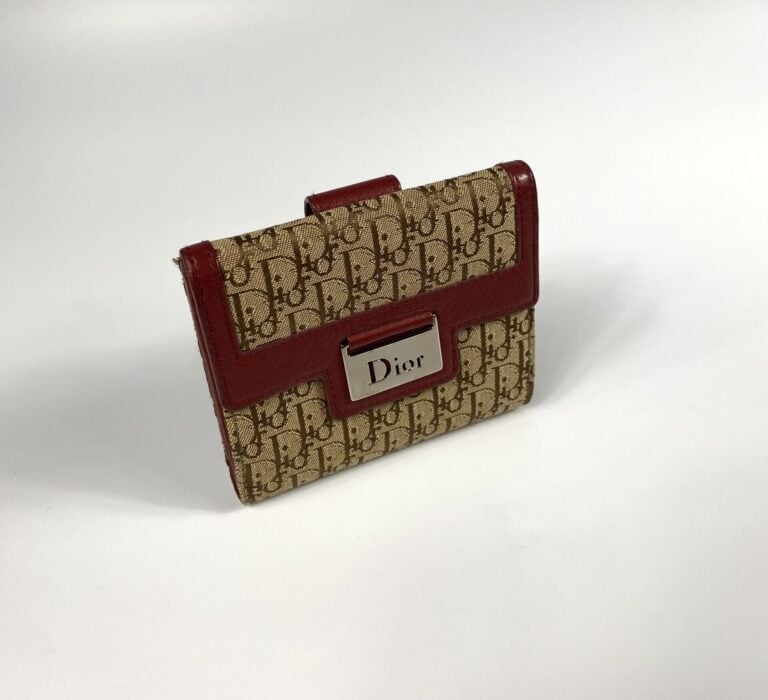 CHRISTIAN DIOR - Portefeuille en toile oblique et cuir rouge foncé, une plaque…